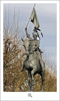 Statue équestre de Jeanne à Compiègne, érigée sur les lieux de sa capture